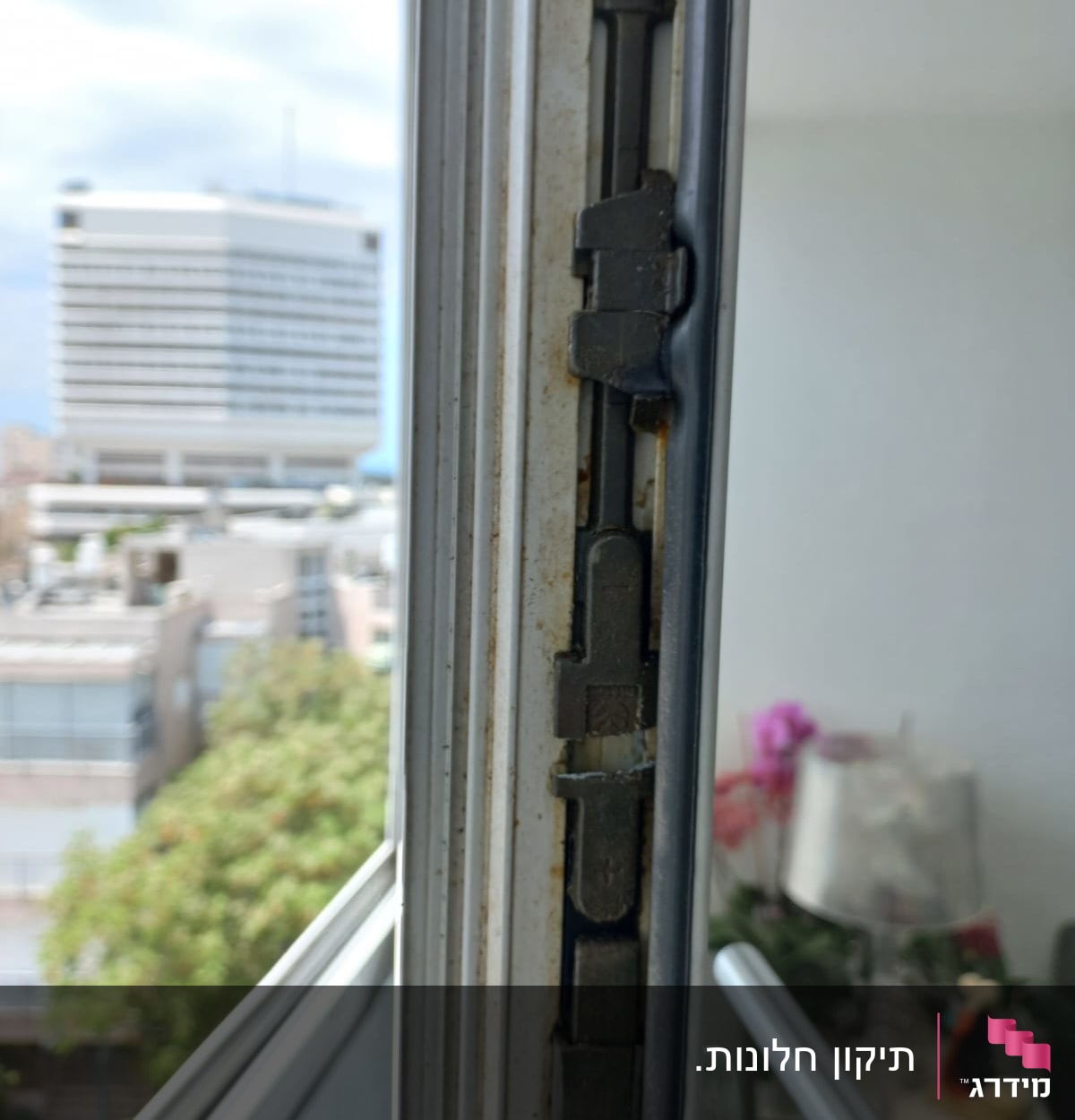 תקריב של מנגנון תריס חלון עם ידית מתכת